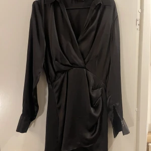 Zara klänning  - Säljer min zara klänning, den passar perfekt nu till nyår och fester, klänningen har en inbyggd kjol och sitter superfint💓