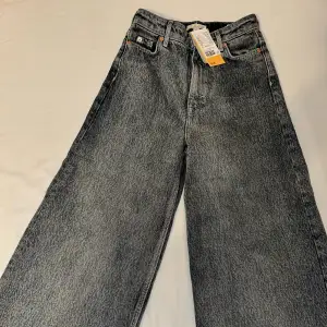Säljer mina snygga helt oanvända jeans. Prislappen finns med. Råkade köpa fel storlek därför säljer jag dem. 