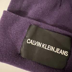 Lila Calvin Klein mössa, använd fåtal gånger.