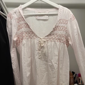 Rosa Odd Molly blus  - Super söt rosa blus från odd Molly med fina paljett detaljer. Storlek 2 vilket jag tror är ungefär M💗