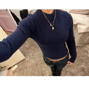 Stickad tröja  - Superfin tunn stickad tröja från zara. Marinblå, *syns ej på bilden. Sparsamt använd, nypris 330😍. Pririterar snabbt köp, därav priset. Fri frakt 💓💓 *första bilden är lånad