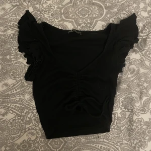 t-shirt  - en t-shirt som är sååå snygg men tycker inte den är snygg på mig. aldrig använd 