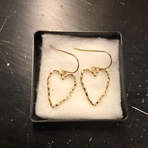 Guld hjärtörhängen - Jättesöta guldiga hjärtörhängen <3 köpta av en small business men kom ej till användning , tänker att frakten blir mestadels av kostnaden 
