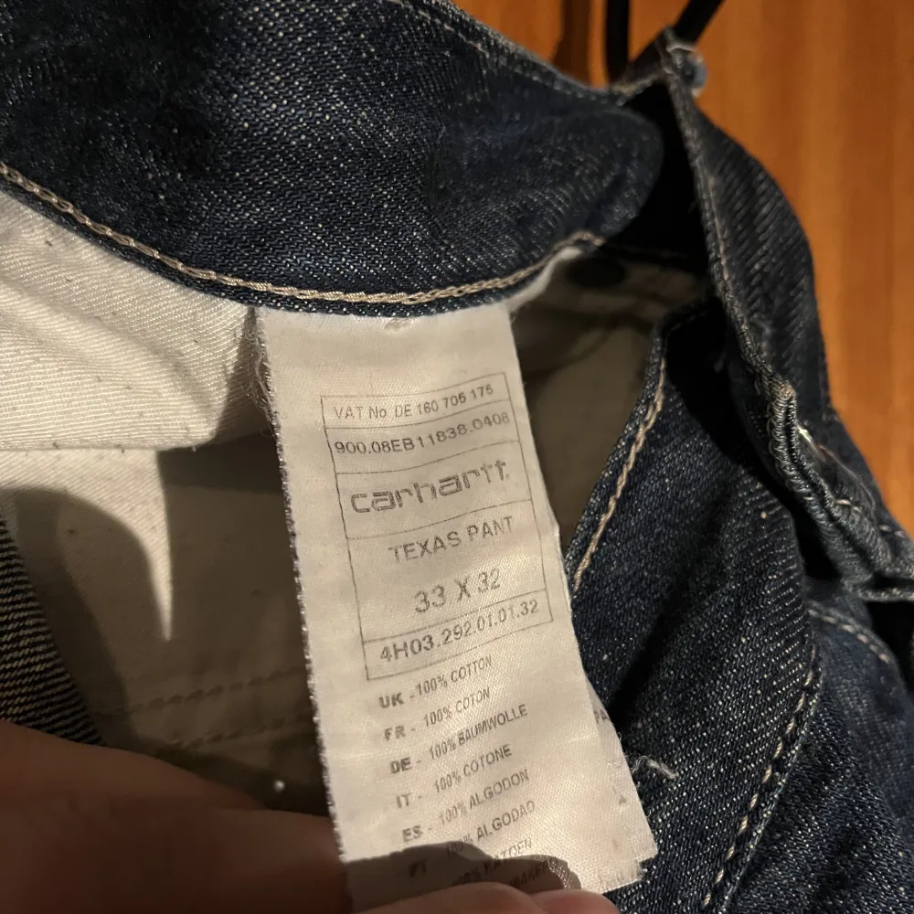 Säljer dessa jeans då de inte kommer till användning. Jeansen är  lite bredare i modellen. Storleken 33/32. Inga skador förutom lite slitage längst ner vid fötterna på båda benen. Nypris är 1400 men säljer dessa för 500. Jeans & Byxor.