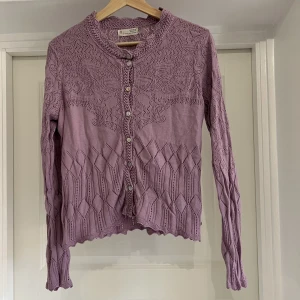 Lila Odd Molly kofta - Söt lila kofta från Odd Molly 💜 Storlek L, men något liten i storleken. Sparsamt använd. Kan även mötas upp i Helsingborg 
