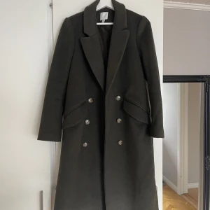 Mörkgrön kapp - Mörkgrön kappa från H&M, använd fåtal gånger