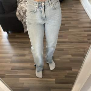 Jeans i rak modell med slits från Gina tricot