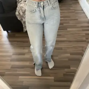 Jeans i rak modell med slits från Gina tricot