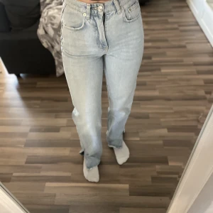 Jeans  - Jeans i rak modell med slits från Gina tricot