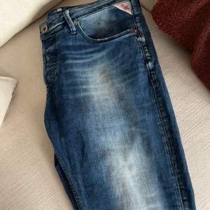 Säljer ett par Schyssta Replay jeans med skit snygg tvätt i storlek 30.. fint skick!  Nypris≈1800     mitt pris= 459