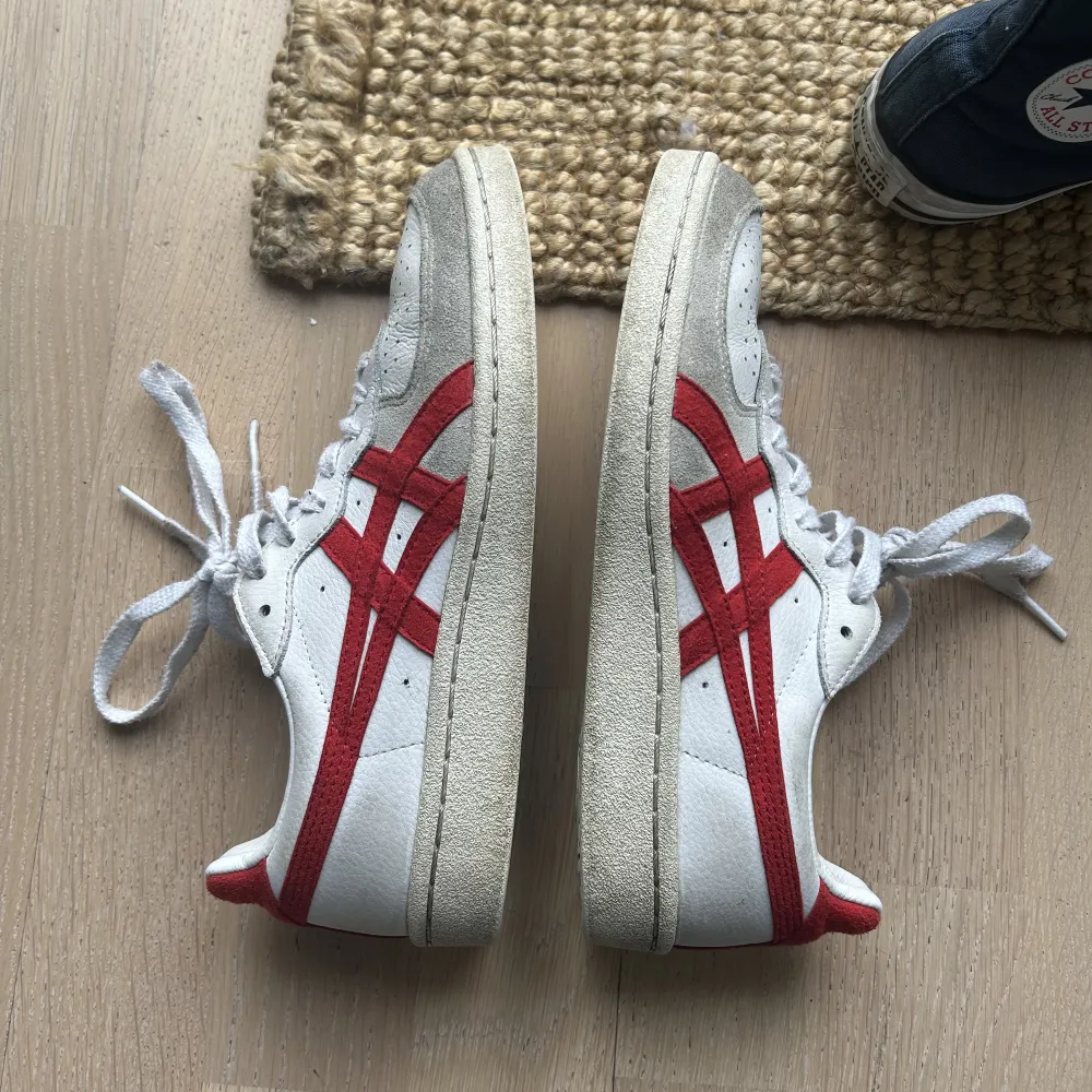 Så snygga skor från onitsuka tiger i superfint skick! Endast använda fåtal gånger. Storleken är 37 och nypris 1500kr. Skor.