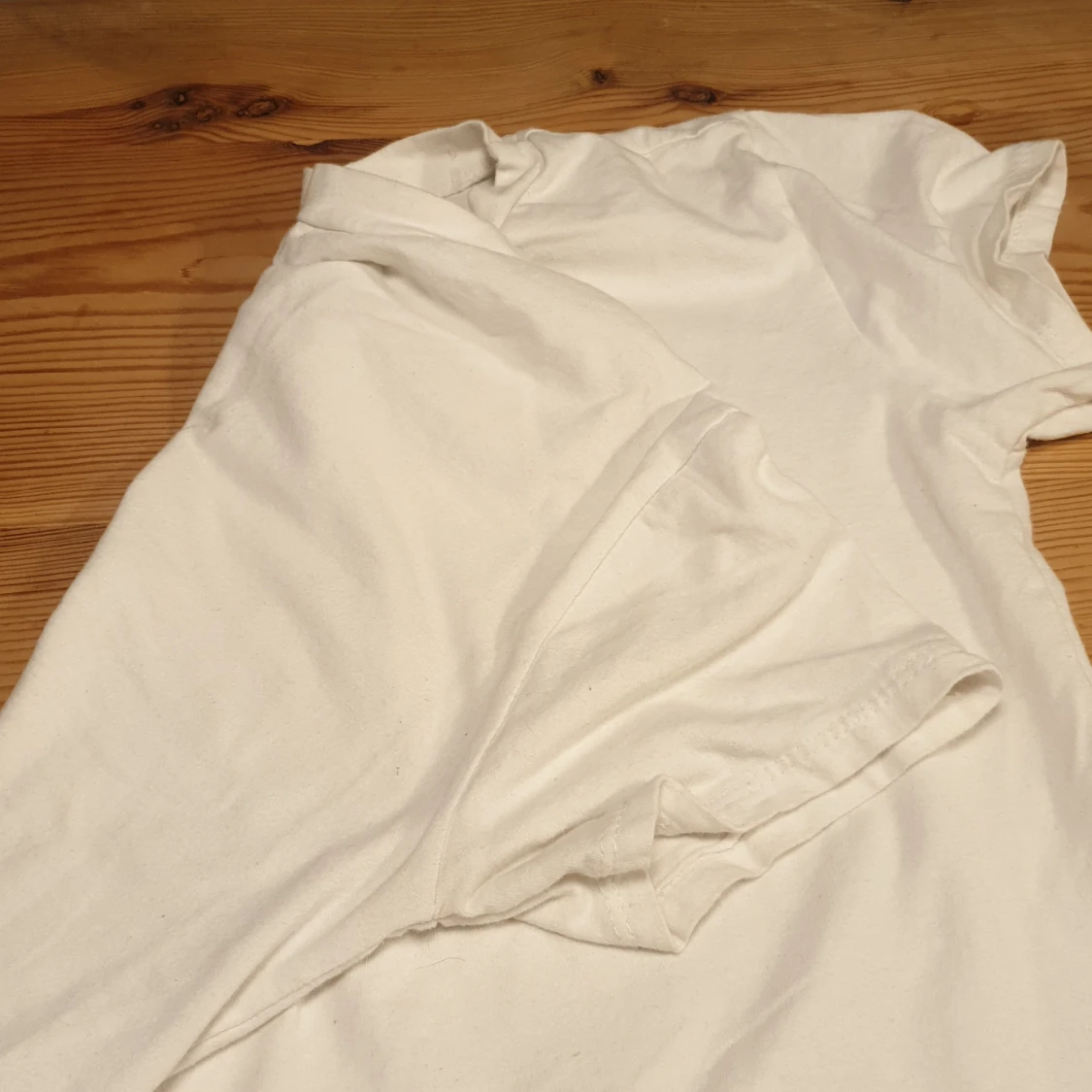 En vit t-shirt med guld text - 91