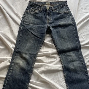 LOW WAIST LEE JEANS  - LOW WAIST LEE JEANS, köptes här på plick och bilderna är ifrån den gamla ägaren, superfina men sitter tyvärr för litet på mig! Skulle uppskatta storleken som XS 