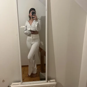 Vita kostymbyxor  - Vita kostymbyxor, är 172 och perfekt längd. Dom jag har på mig är i stl 38 men råkade beställa 2 samma i olika strl. Strl 40 säljer jag, kvar i förpackningen 