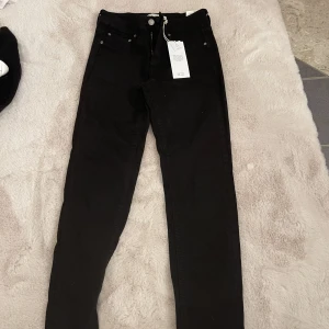Jeans - Säljer dessa molly jeans då dem är för stor och ej kommer till användning, aldrig använda och har pris lapp kvar!💗