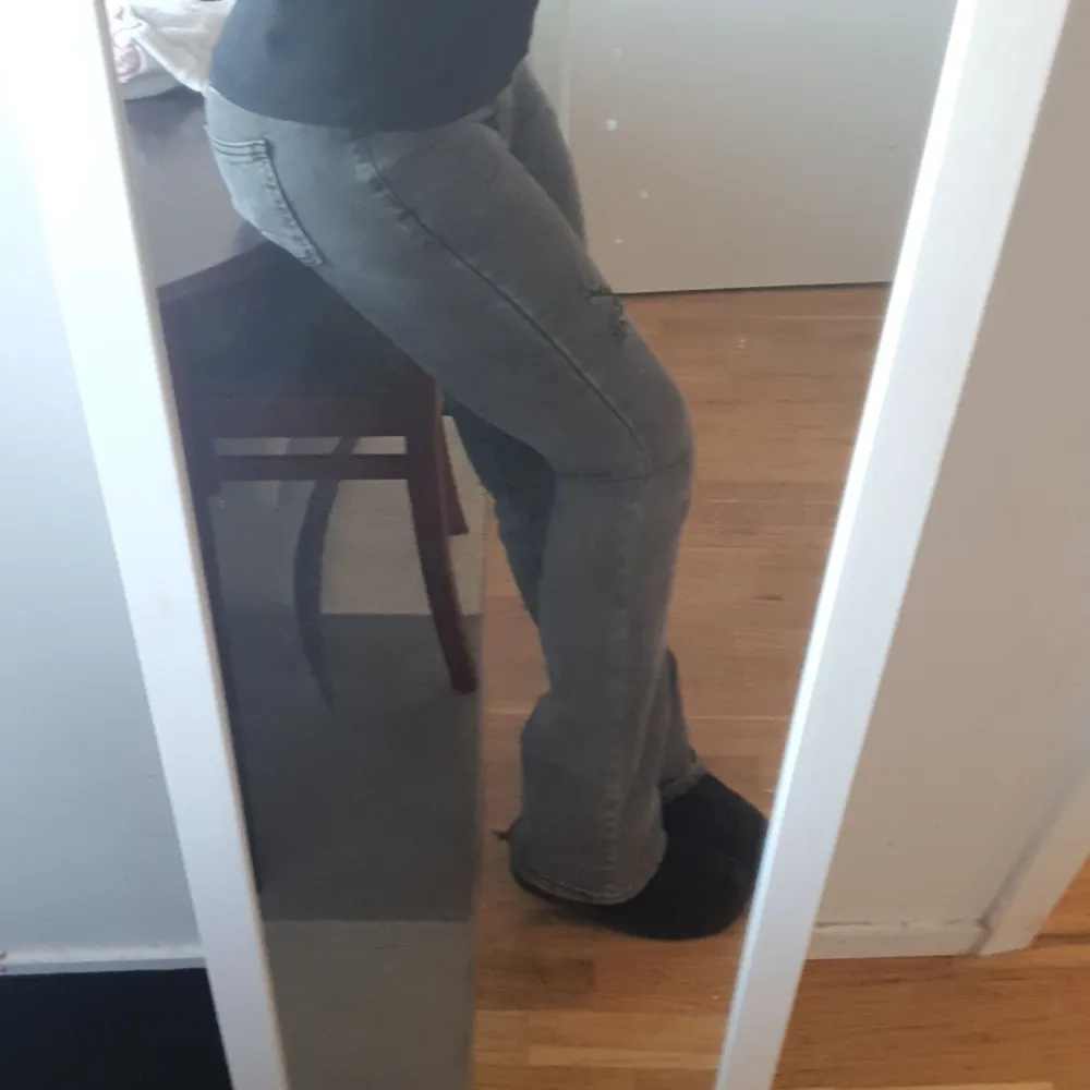 Hejj jag säljer mina gråa lågmidjade jeans eftersom jag vill köpa ett par nya,finns inget fel använt ett par gånger skriv om ni är intresserad 💕💕. Jeans & Byxor.