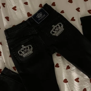 Victoria Beckham jeans - Säljer snygga lågmidjade Victoria Beckham jeans!🤩 w28 och raka i modellen. För små på mig så skickar INGA bilder på! Passar nog 34-36 bäst🥰 midjemått: ca 70 cm, höft: ca 90 cm, Innerbenslängd: ca 70 cm (jag är 164 och passar bra i Innerbenslängd 70 cm)✨