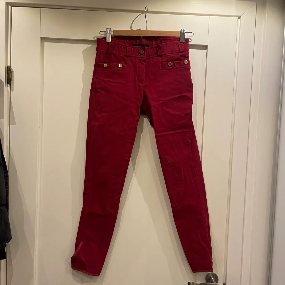 Ridbyxor i storlek 40. Använda ett fåtal gånger och i utmärkt skick.   100kr . Jeans & Byxor.