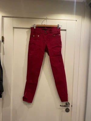 Ridbyxor  - Ridbyxor i storlek 40. Använda ett fåtal gånger och i utmärkt skick.   100kr 