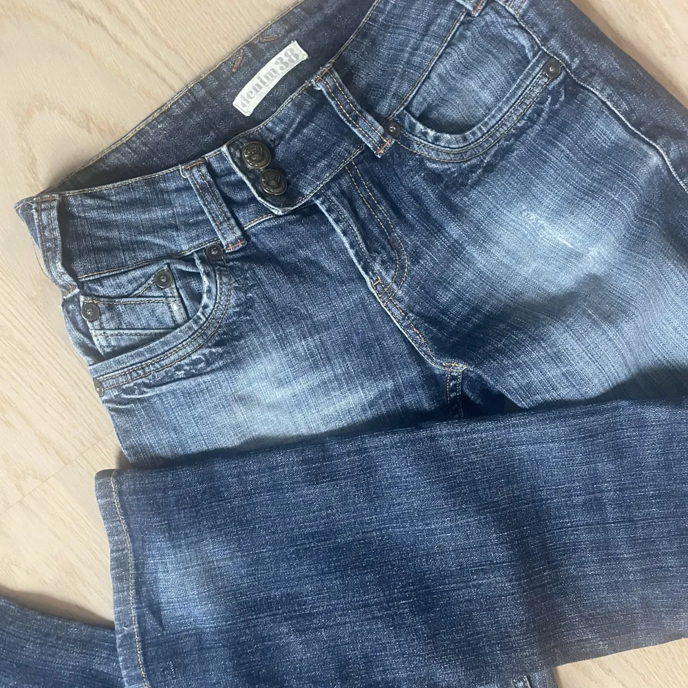 Supersnygga lågmidjade jeans! Säljer för att jag har ett par liknande.. Jeans & Byxor.