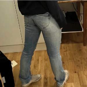 Säljer vidare dessa blå pepe jeans då de inte var min stil! De är i mycket fint skick och har inga defekter. Storlek 27/32. Skriv om du har frågor eller vill se fler bilder🤍🫶🏽