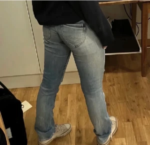 Pepe jeans - Säljer vidare dessa blå pepe jeans då de inte var min stil! De är i mycket fint skick och har inga defekter. Storlek 27/32. Skriv om du har frågor eller vill se fler bilder🤍🫶🏽