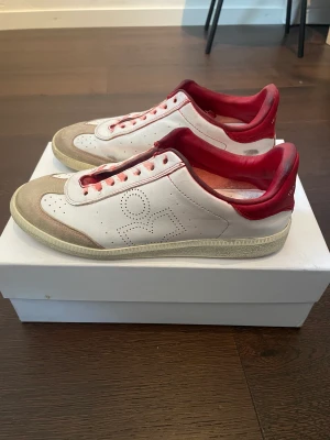 Isabel marant sneakers  - Säljer dessa fina sneakers! Väldigt slitna och tyvärr inga skosnören därav priset! Isabel marant box tillkommer! 