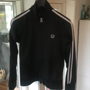 Fred Perry tröja i svart⭐️ - Snygg tröja med dragkedja! Välvårdad, Stl 10-12 år💫