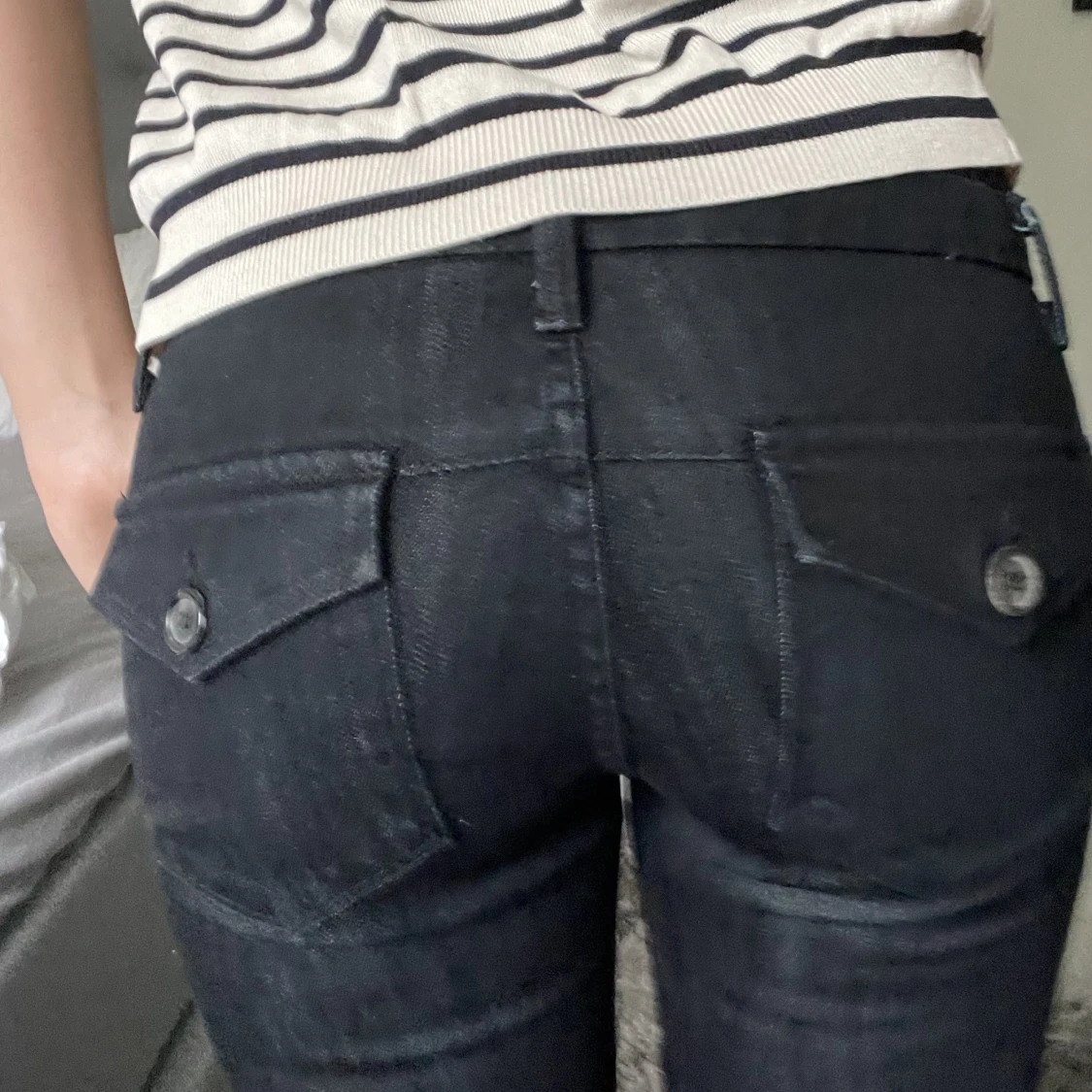 Lågmidjade bootcut jeans med fickor baktill - 91