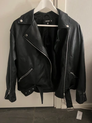 Oversize skinnjacka  - Skinnjacka från missguided. Använd sparsamt och i fint skick. Köparen står för frakt 