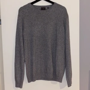 Oscar Jacobson cashmeretröja  - Oanvänd cashmeretröja från Oscar Jacobson. Nypris 1499:-
