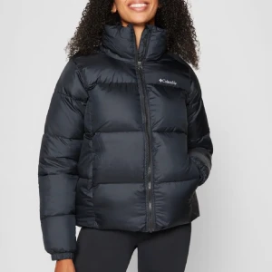 Columbia puffer jacket - Superfin dunjacka ifrån Columbia. Köptes för 1500 och är i utmärkt skick! Skriv privat vid frågor eller intresse :)