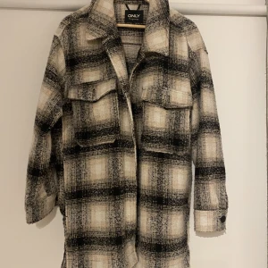 Only höstjacka - Nyskick! Perfekt för höst och vår. Nypris är 700 kr men mitt pris kan diskuteras vid snabb affär!