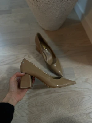 Pumps - Pumps från zara aldrig använda så skicket är som från butik. 