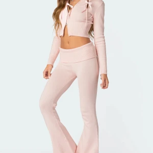 Edikted rosa set - säljer detta populära stickade settet från edikted i xs 💓 jätte mjuk och verkligen bra kvalitet. fint skick då jag bara använt det ca 3 gånger. pris kan diskuteras, skriv till mig om du har några frågor 🫶🏼