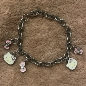 Hello kitty armband saniro - Äkta saniro armband från 2013. Ordinarie pris 400kr säljer för 175 kr. Storlek idk men den är stor och de går att schystera den! ❗️OBS❗️Skriver i annonsen att den är S bara för att denna annons ska kunna laddas upp!! Äkta silver!!🩶o