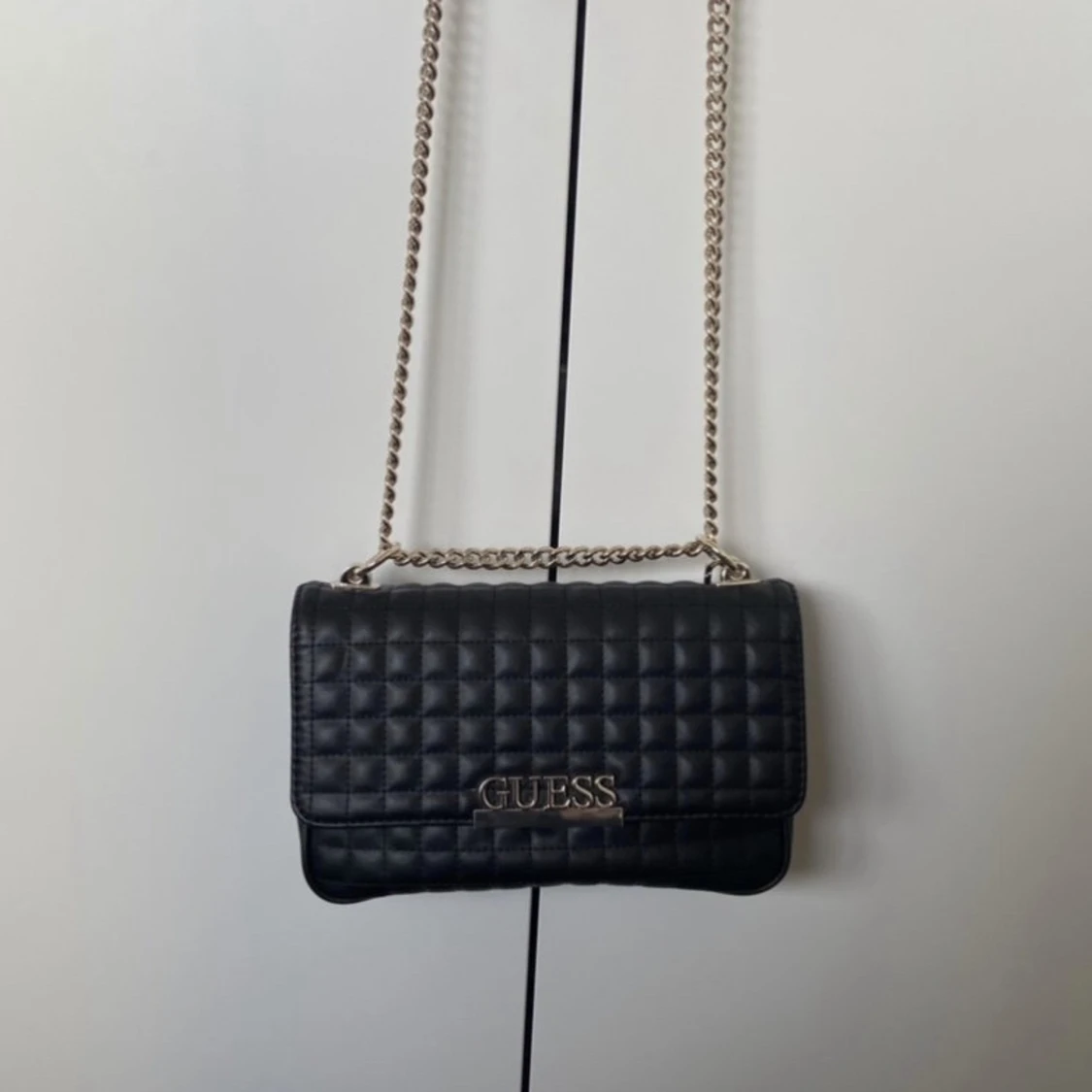 Guess Axelremsväska (ej förfalskning)