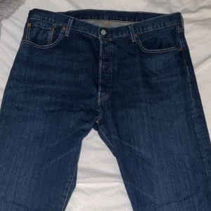 Levis 501 - Hej säljer nu mina Levis 501:or för jag köpte fel storlek och tog bort lapparna innan jag insåg. Dom är helt oanvända, beställda ifrån Zalando, passform straight leg med stretch. Storlek 38/30. Hör av er för mer bilder och info. Nypris:1199