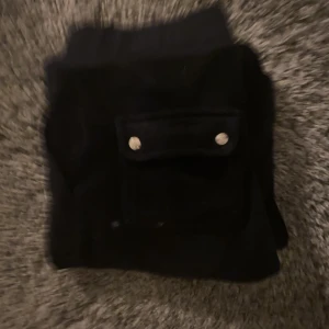 Juicy byxor - Säljer juicybyxor som inte kommer till användning. Det är i ett fint skicka förutom att ena silvergrejen Lossnat❤️(nypris 1100)