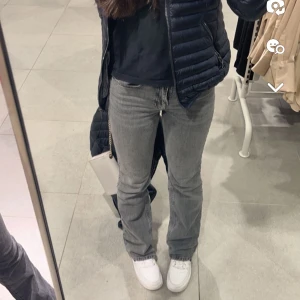 Bootcut jeans  - Jätte fina gråa bootcut jeans och skulle säga att dom är Low Rise/ mid rise.Blivit för små tyvärr och de är i ganska bea skick