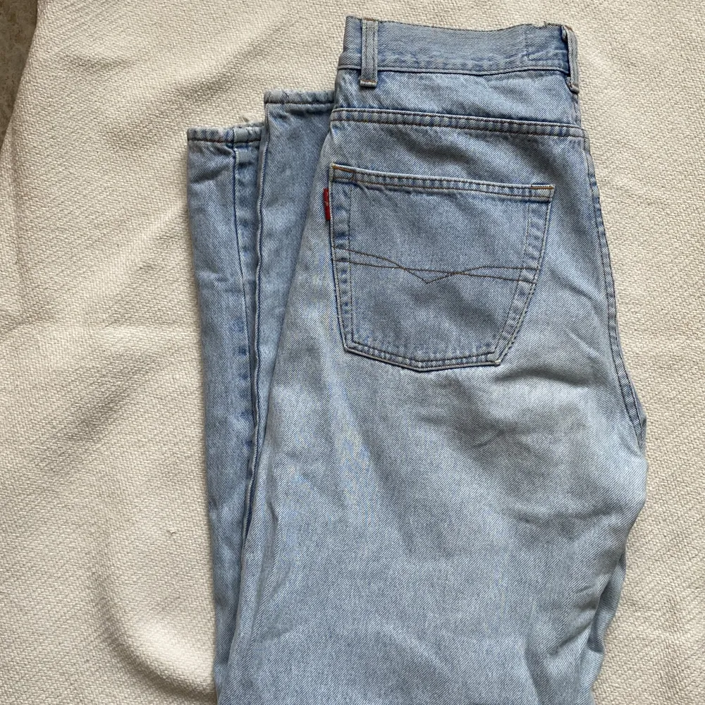 Väldigt lika levis, vintage men har väldigt bra kvalité! Perfekt fit :)). Jeans & Byxor.
