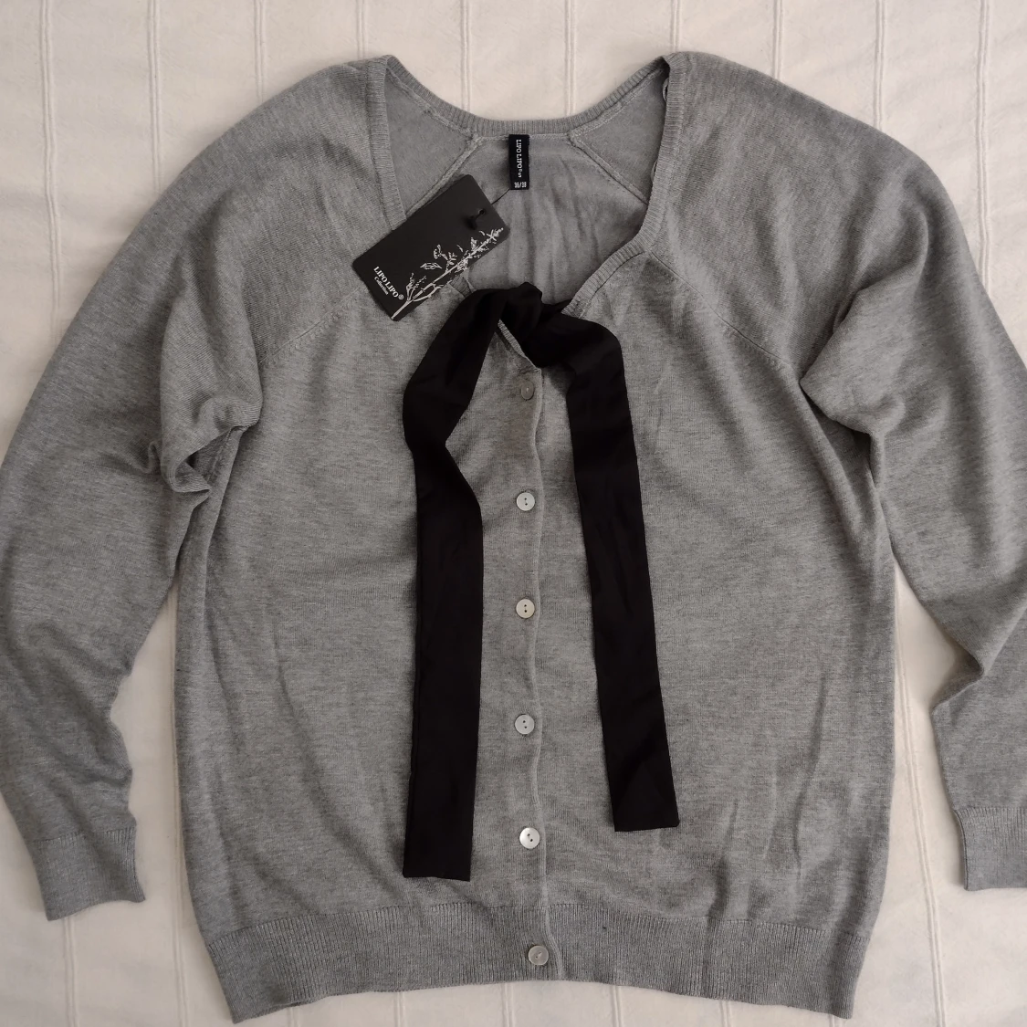 Oanvänd! Gråmelerad finstickad kofta med svart knytband och pärlemorfärgade knappar, storlek S (36/38) - 90