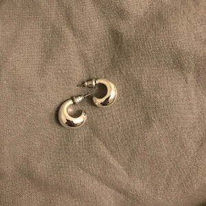 silver örhängen pilgrim - silverplaterade örhängen från pilgrim! använda fåtal gånger, nyskick 💕nypris 300kr