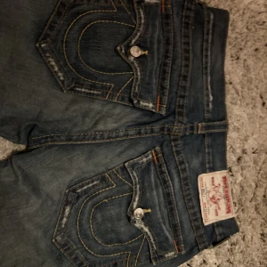 True Religon baggy jeans - säljer dessa assssfeta true religon byxorna med baggy. storlek 33x33, bara små skador på framsidan, ser fett snyggt ut dock, inga skador längst ner kom gärna med prisförslag 🔥🤑🤑🙏🙏