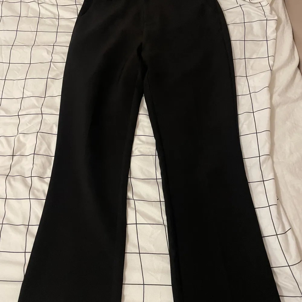 Svarta kostymbyxor från Gina Tricot i storlek 34❣️är 153, tycker de blir lite för högmidjade på mig 🥰 har haft de ett tag och de är väldigt använda men ändå i väldigt bra skick . Jeans & Byxor.