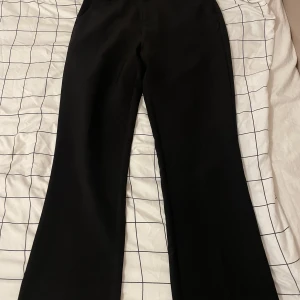 Kostymbyxor  - Svarta kostymbyxor från Gina Tricot i storlek 34❣️är 153, tycker de blir lite för högmidjade på mig 🥰 har haft de ett tag och de är väldigt använda men ändå i väldigt bra skick 