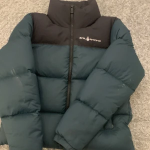 Sail racing jacka  - Säljer min jätte fina Sail racing jacka💓Köpt på Zalando för 3500kr. Säljer pga att den inte kommer till någon användning. Som ni ser på armen är det smuts och jag tror att det är någon sorts färg. Kan tänka mig att gå ner i pris!