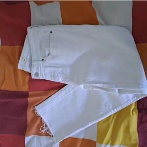 Levi's jeans - Vita levis jeans. Man kan eventuellt klippa till shorts. Ansvarar inte för paketet under frakten. 🩷