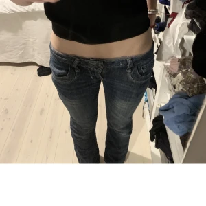 Ltb jeans - Säljer mina så fina ltb jeans då dem tyvärr har blivit lite för korta❤️dem är mörkblåa, bootcut och väldigt lågmidjade. Storlek W 27 L 30❤️ passar någon som är ca 170, skriv privat för fler bilder❤️köparen står för frakt 