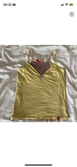 Gul linne - Säljer de här vintage linnet från märket traky. Köp för 80kr+frakt. Storlek s. 